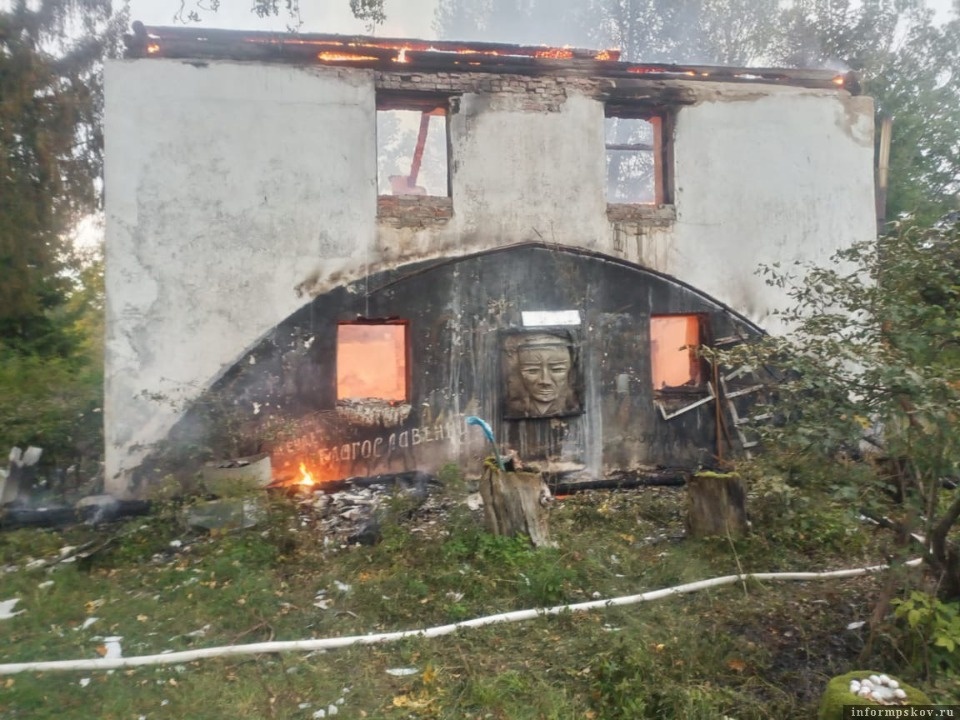 В Себежском районе на пожаре обнаружили труп мужчины