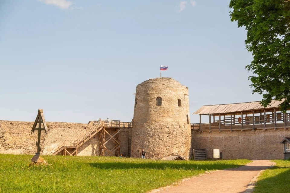 Летом музей-заповедник «Изборск» посетили свыше 275 тысяч человек Летом музей-заповедник «Изборск» посетили свыше 275 тысяч человек