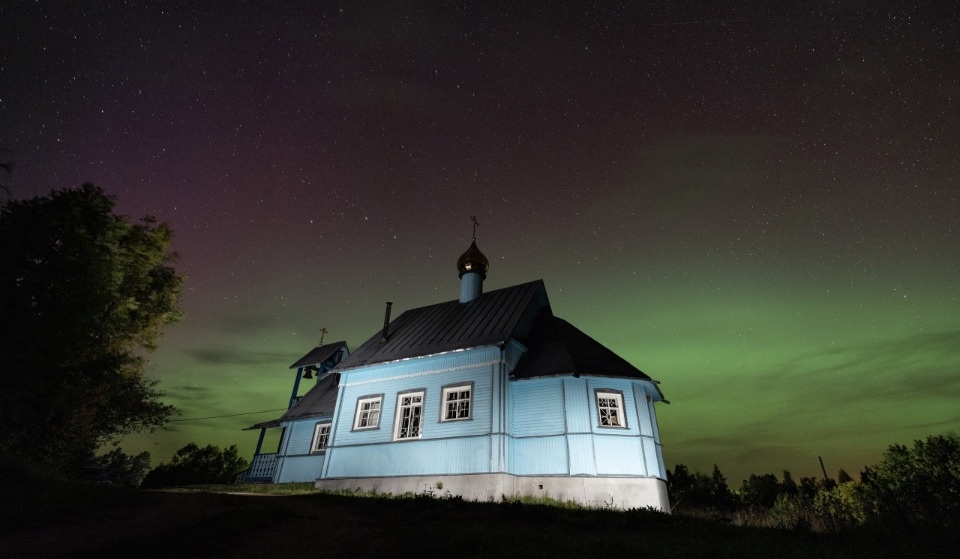 Яркое северное сияние запечатлели на ночном небе псковские астрономы-любители