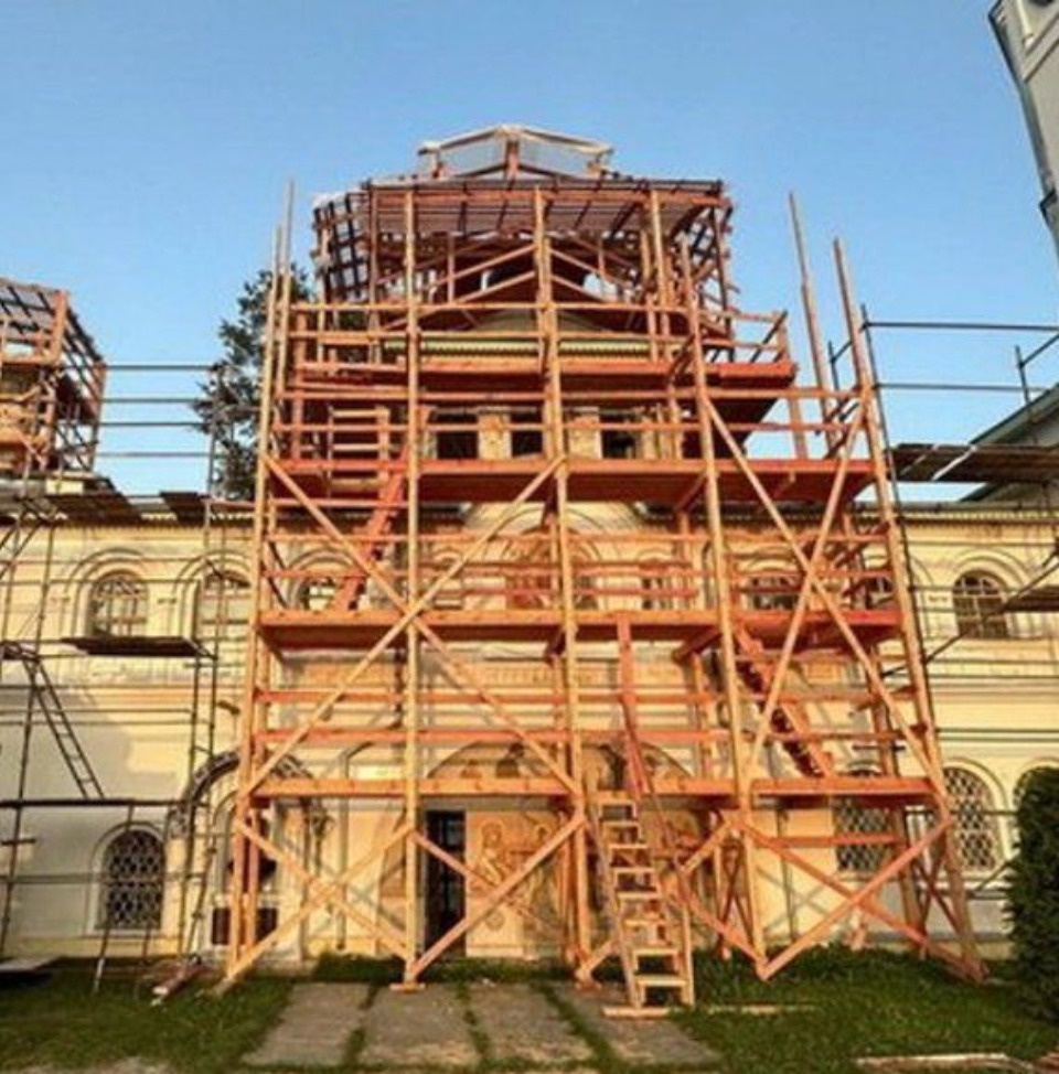 Аварийную кровлю меняют в Иоанно-Богословском монастыре в Псковском районе