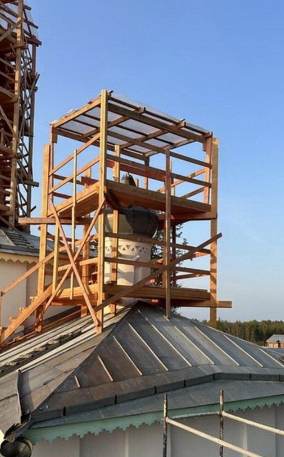 Аварийную кровлю меняют в Иоанно-Богословском монастыре в Псковском районе