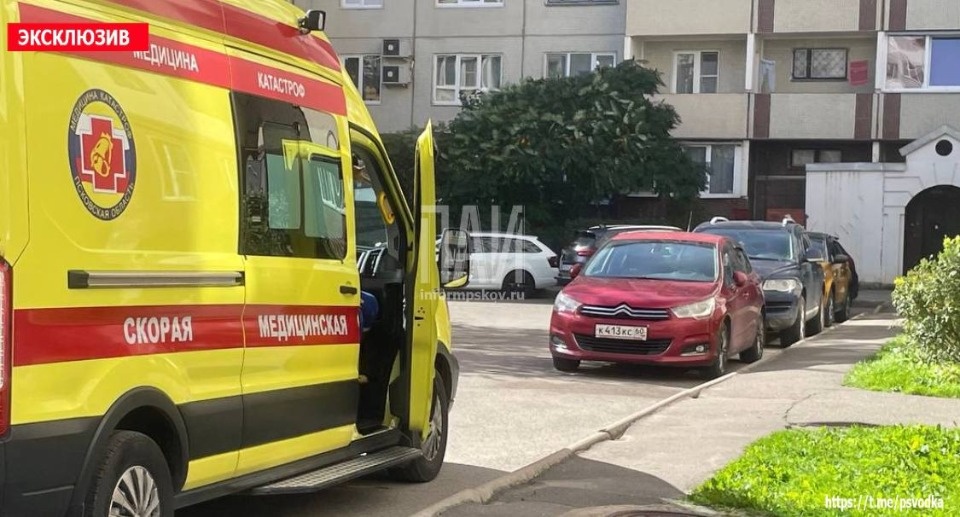 В Пскове мужчина скончался после падения из окна многоквартирного дома