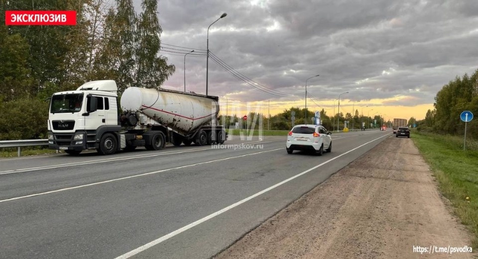 Попавшую под колеса большегруза женщину госпитализировали в Островском районе
