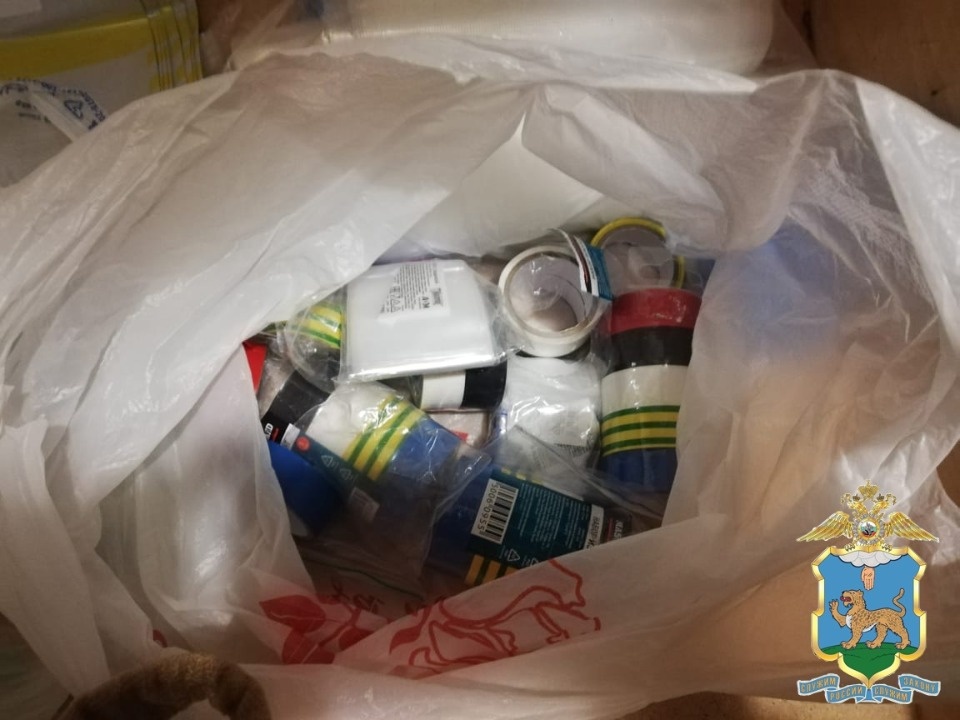 Почти 130 уголовных дел возбудили против наркосбытчика, задержанного псковскими полицейскими