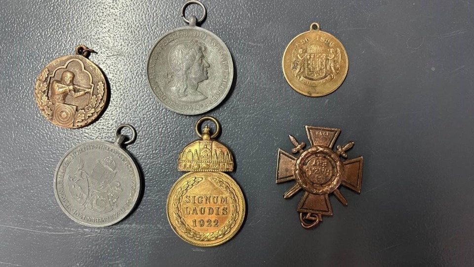  Псковские таможенники не дали вывезти из России старинные медали 