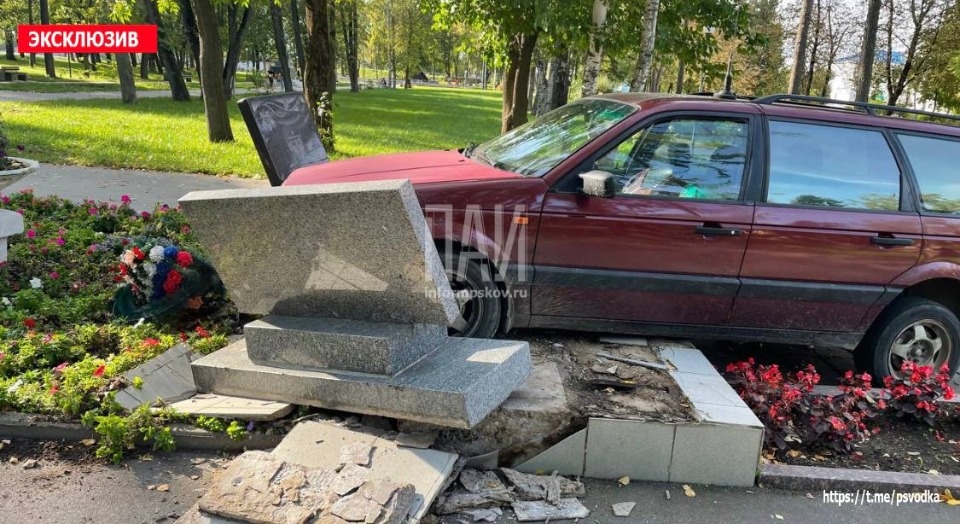Припаркованный автомобиль в Острове снес памятный знак Припаркованный автомобиль в Острове снес памятный знак