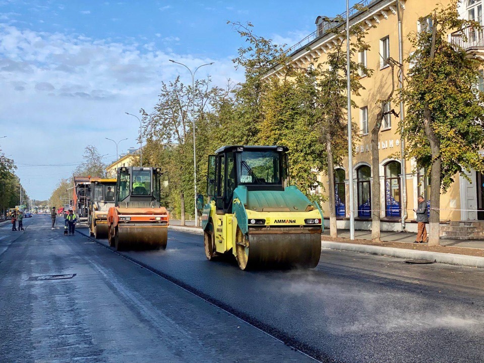 Укладка финального слоя асфальта началась на улице Яна Фабрициуса в Пскове Укладка финального слоя асфальта началась на улице Яна Фабрициуса в Пскове