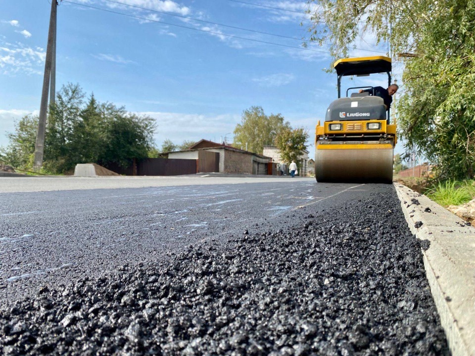Асфальт положили на тротуарах на улице Ижорского Батальона в Пскове