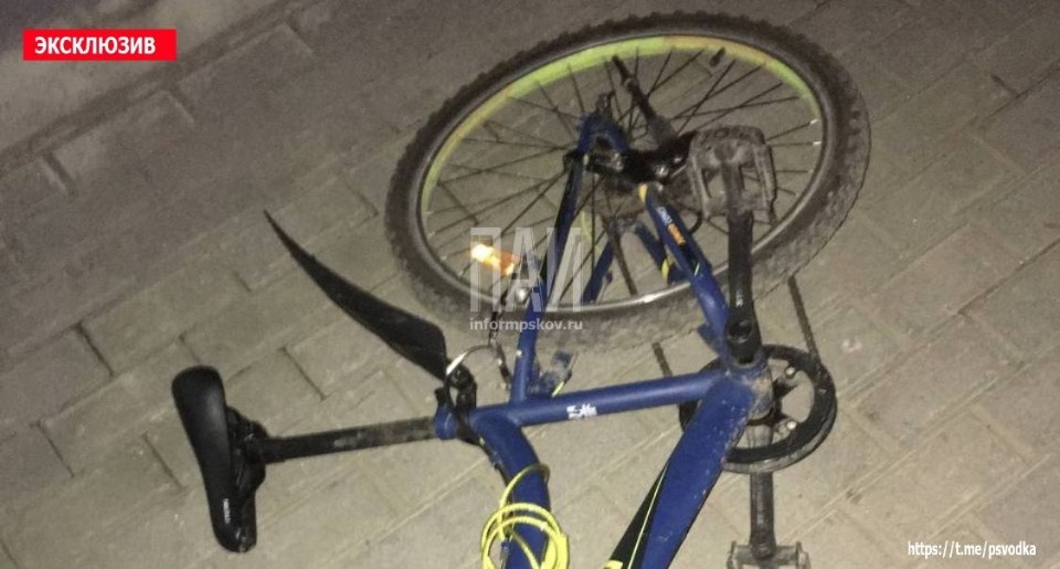 Велосипедист сбил женщину на тротуаре в Пскове Велосипедист сбил женщину на тротуаре в Пскове