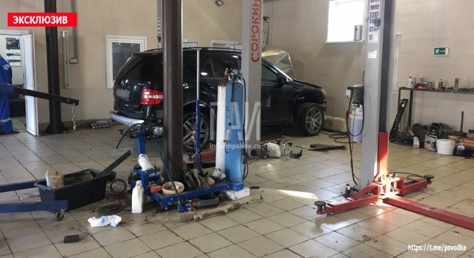 Находивший на подъемнике внедорожник упал на работника автосервиса в Пскове