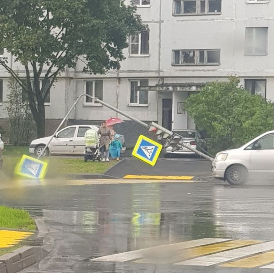 Ветер повалил светофор на Завеличье в Пскове