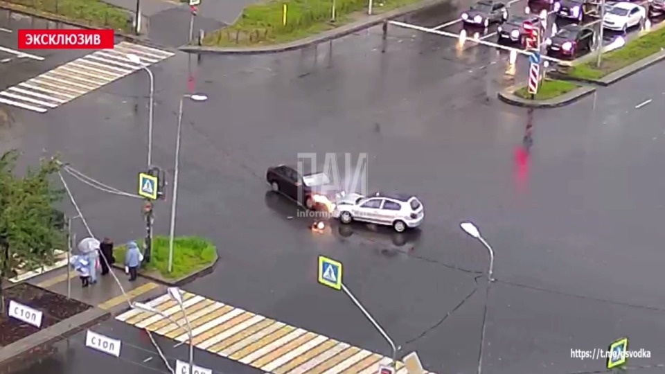 Женщина пострадала при лобовом столкновении автомобилей в Пскове