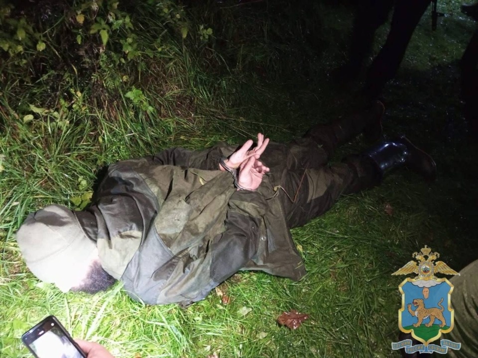 В Пустошкинском районе семейная пара напала на сотрудников полиции и сбежала с маленьким ребенком В Пустошкинском районе семейная пара напала на сотрудников полиции и сбежала с маленьким ребенком