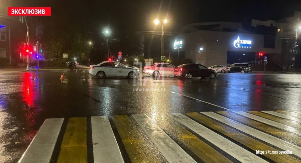 Водителю иномарки потребовалась госпитализация после аварии в Пскове Водителю иномарки потребовалась госпитализация после аварии в Пскове