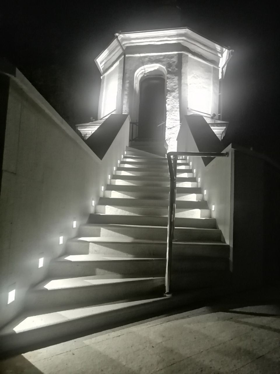 Часовню у Снятной горы в Пскове украсила архитектурная подсветка