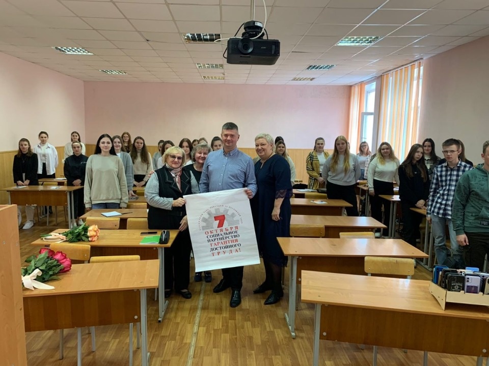 Профсоюзы и студенты кооперативного техникума проведут совместный субботник Профсоюзы и студенты кооперативного техникума проведут совместный субботник