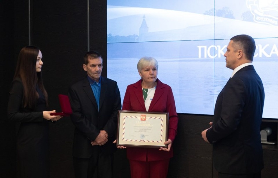 Псковский губернатор передал семье погибшего в ходе СВО Героя России «Золотую Звезду»