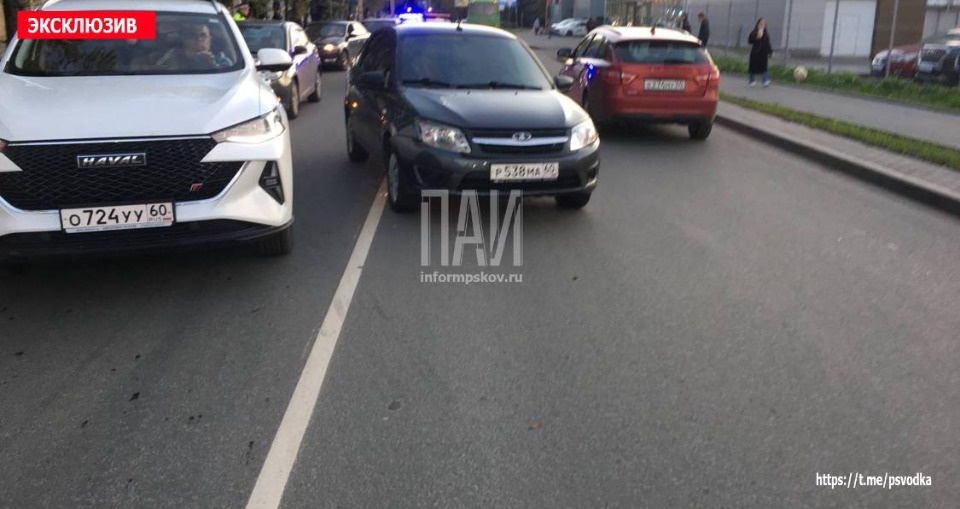 Подросток попал под машину в Пскове