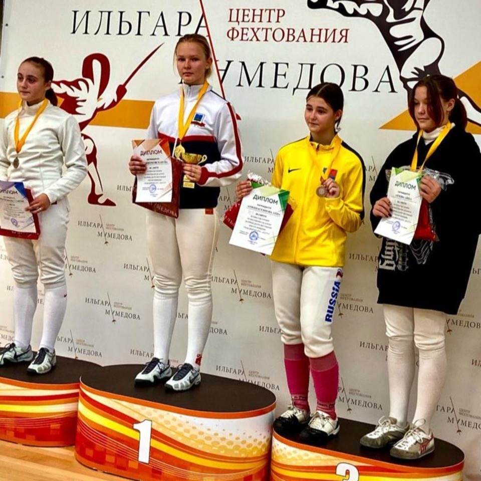 Псковская спортсменка Ева Белоцерковская взяла золото на турнире по фехтованию в Москве