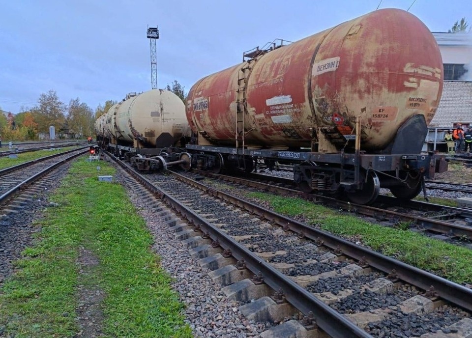 В Псковской области сошли с рельсов пять цистерн товарного поезда В Псковской области сошли с рельсов пять цистерн товарного поезда