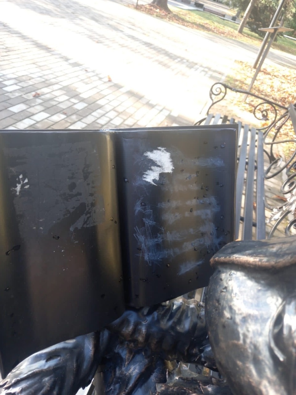 Акт вандализма зафиксировали в пушкинском сквере в Великих Луках