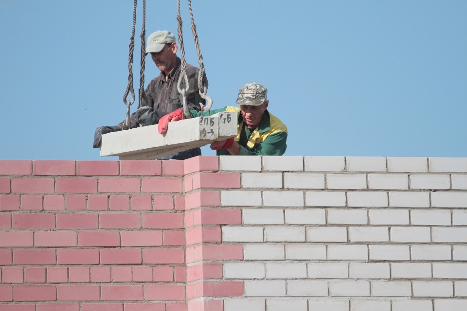 Порядка 1,8 тысяч псковичей переселят из аварийных домов по новой программе