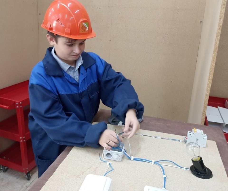 В Дедовичах начались профпробы для школьников