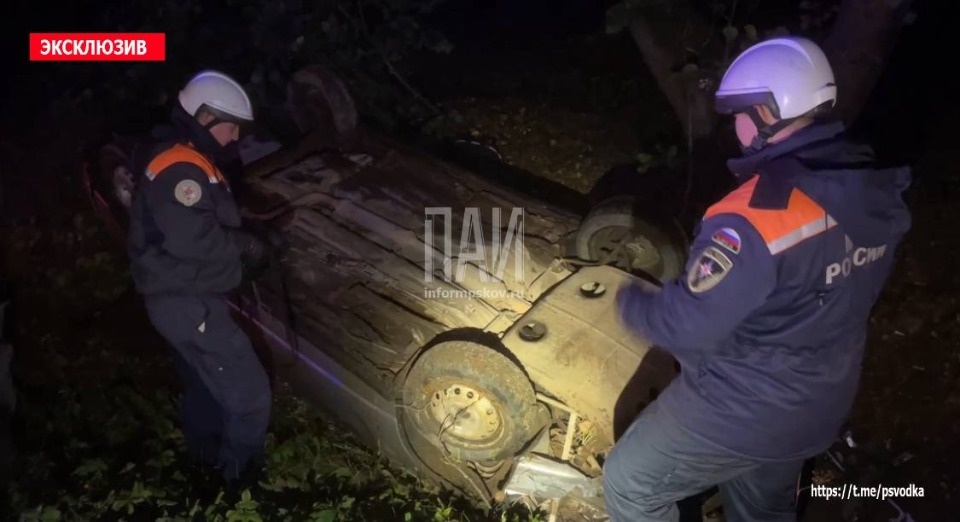 Автомобилист протаранил мачту освещения в Псковском районе Автомобилист протаранил мачту освещения в Псковском районе