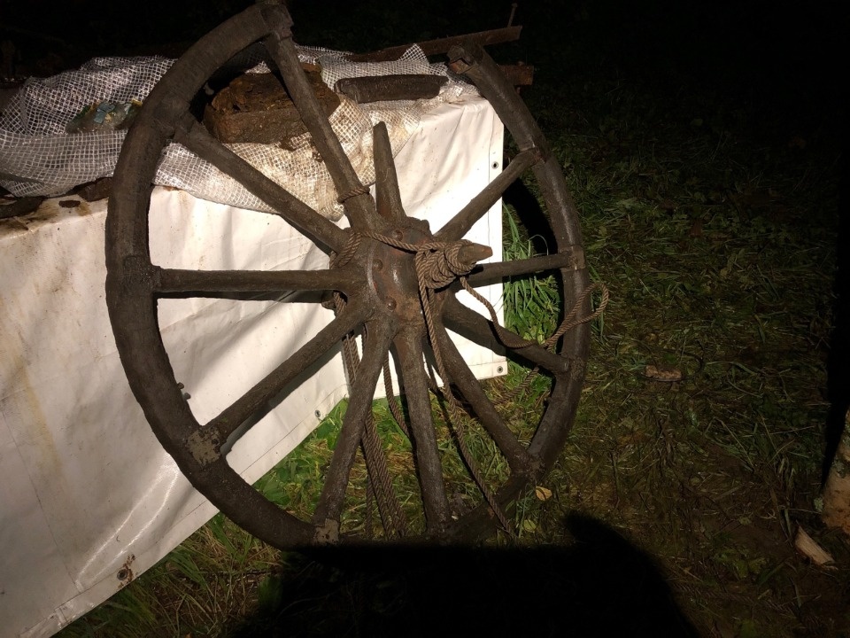В Себежском районе нашли старинное колесо от кареты 