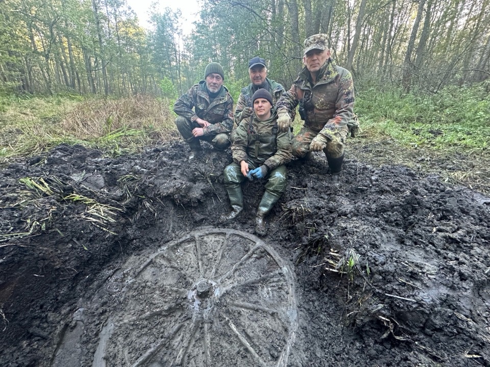 В Себежском районе нашли старинное колесо от кареты 