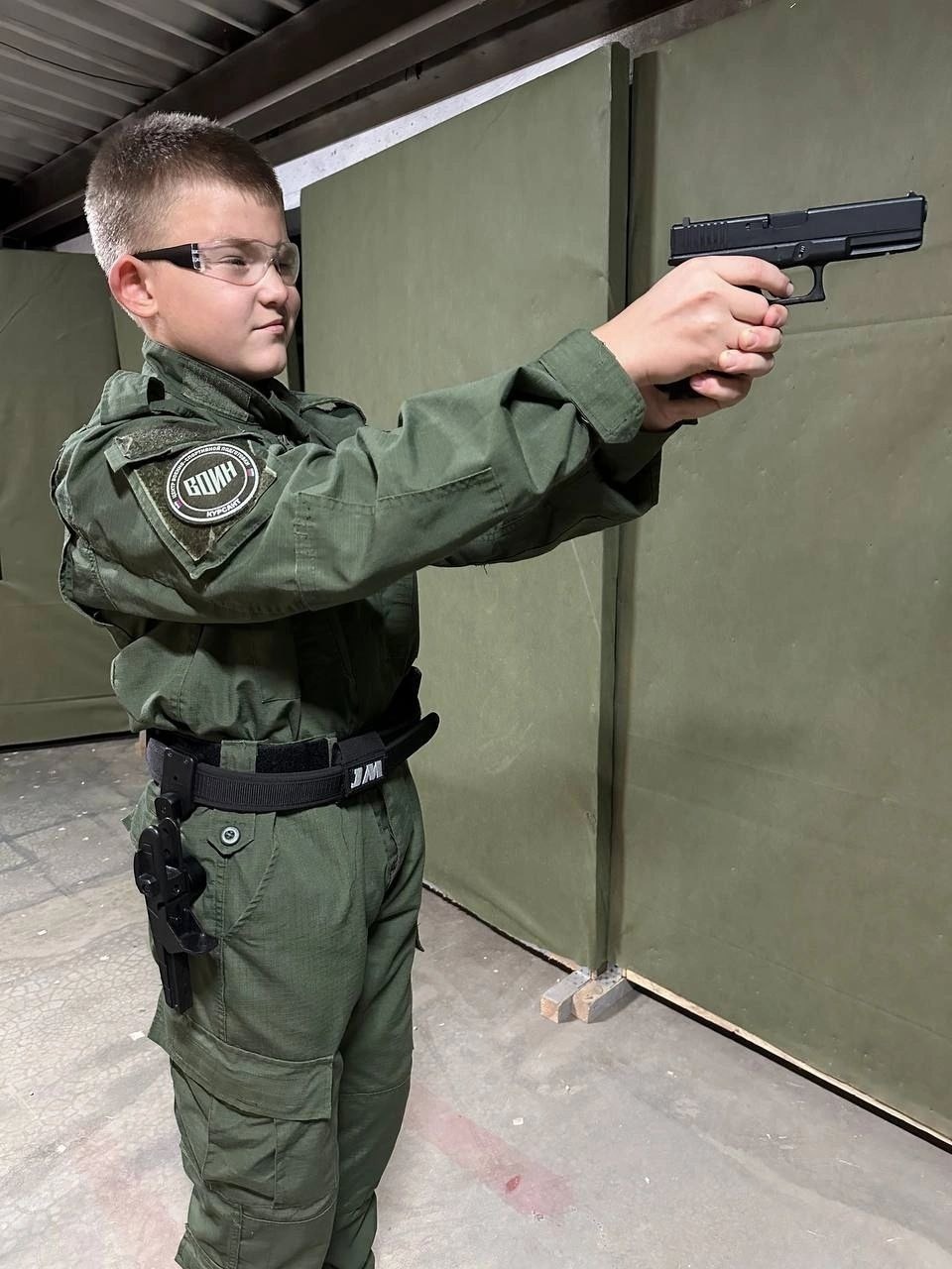 245 школьников и студентов колледжей Пскова обучаются в центре военной подготовки «Воин»