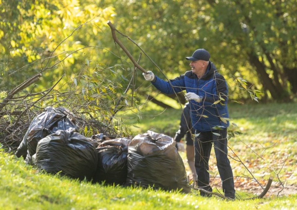 Порядка 100 кубометров мусора собрали 400 участников субботника в Пскове