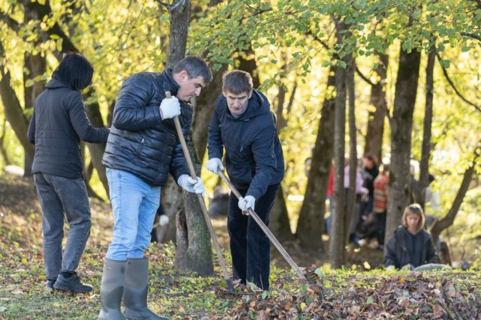 Порядка 100 кубометров мусора собрали 400 участников субботника в Пскове
