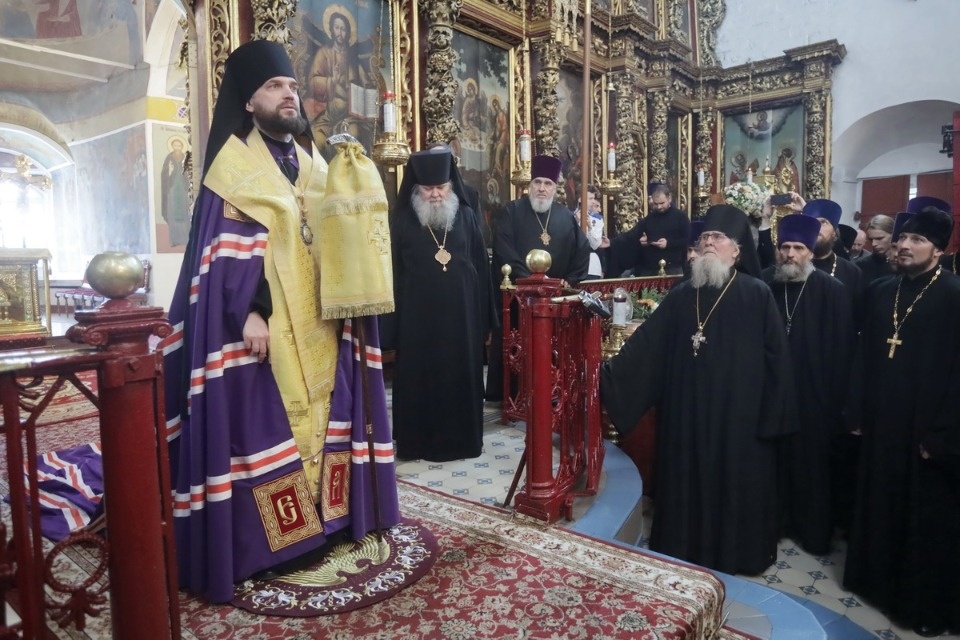 Владыка Тихон (Шевкунов) встретил нового главу Псковской митрополии Арсения Владыка Тихон (Шевкунов) встретил нового главу Псковской митрополии Арсения