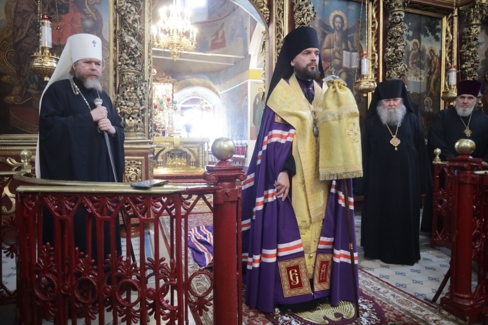 Владыка Тихон (Шевкунов) встретил нового главу Псковской митрополии Арсения Владыка Тихон (Шевкунов) встретил нового главу Псковской митрополии Арсения