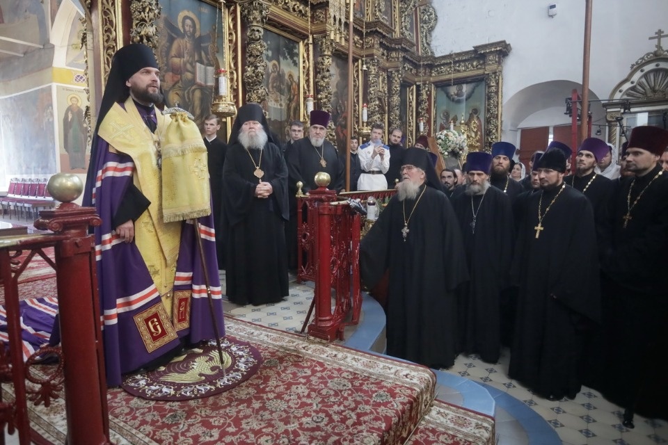 Владыка Тихон (Шевкунов) встретил нового главу Псковской митрополии Арсения Владыка Тихон (Шевкунов) встретил нового главу Псковской митрополии Арсения