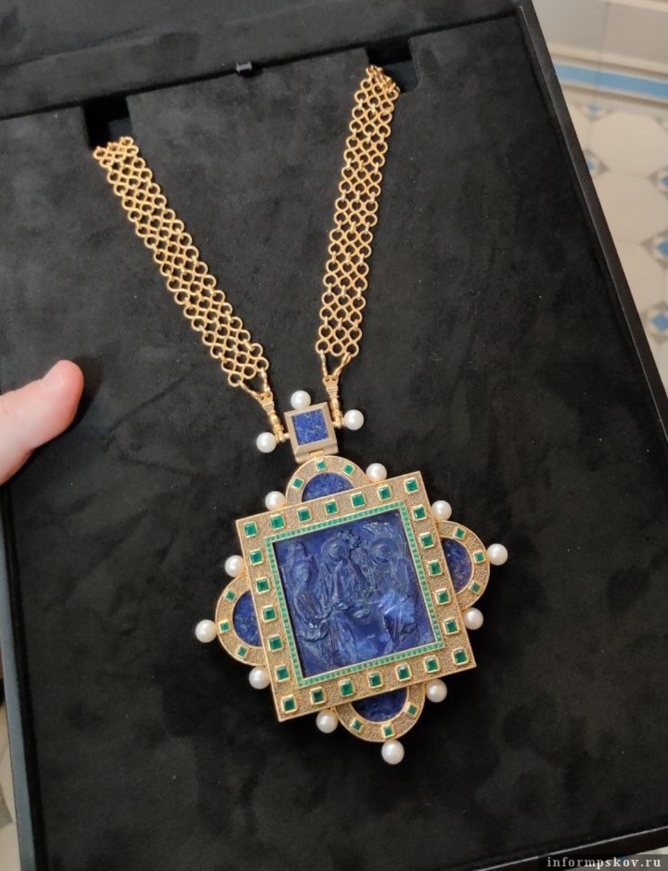 Митрополит Тихон передал посох главы Псковской митрополии епископу Арсению