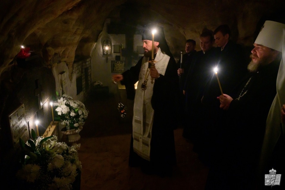 Заупокойную литию в Богом зданных пещерах Псково-Печерского монастыря провел епископ Арсений Заупокойную литию в Богом зданных пещерах Псково-Печерского монастыря провел епископ Арсений