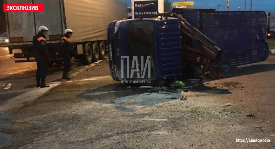 В Псковском районе КАМАЗ столкнулся с манипулятором В Псковском районе КАМАЗ столкнулся с манипулятором