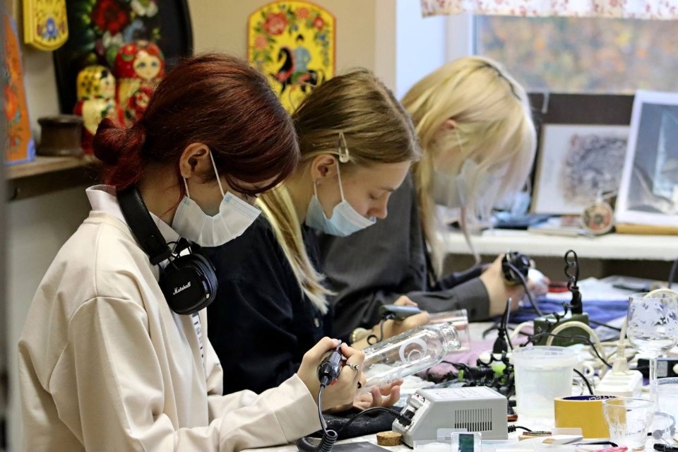 Мастер-класс художника по стеклу из Санкт-Петербурга прошёл в «Школе художников»