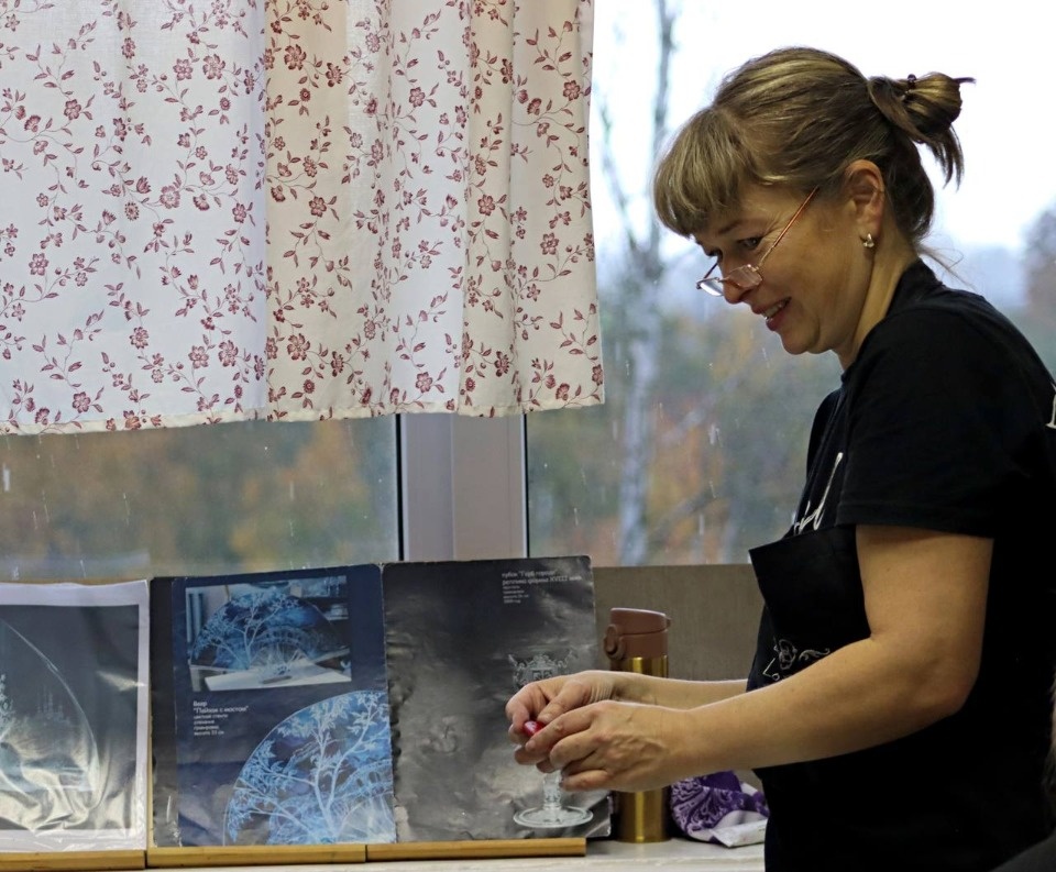 Мастер-класс художника по стеклу из Санкт-Петербурга прошёл в «Школе художников»