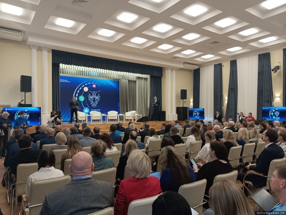 Михаил Ведерников открыл IV Псковский международный медиафорум