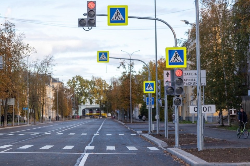 Две «умных» остановки появились на обновленной улице Яна Фабрициуса в Пскове
