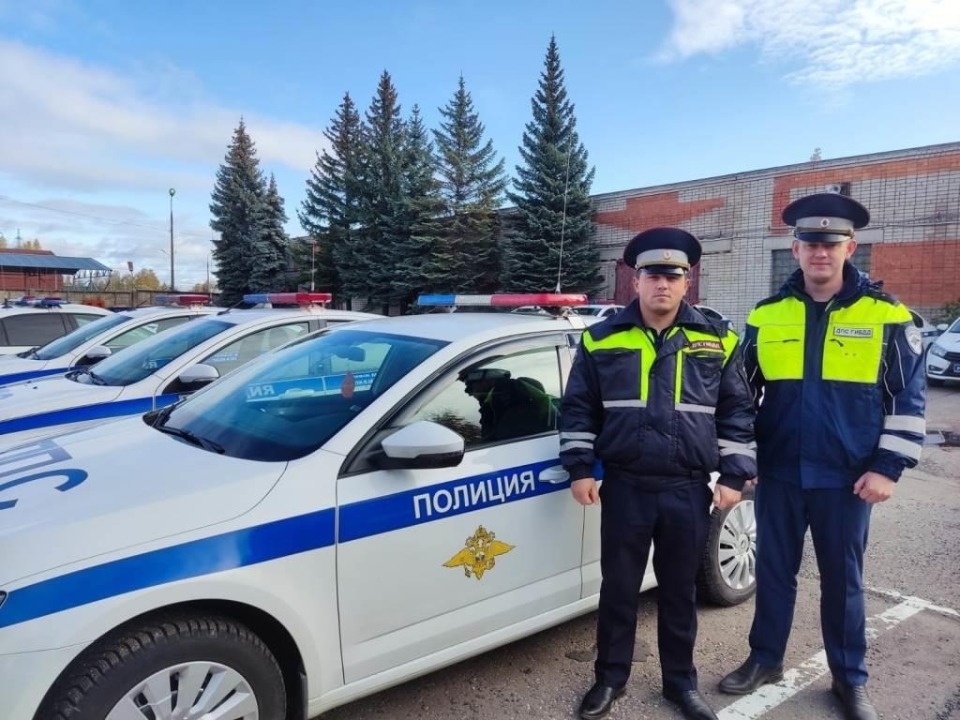 Полицейские помогли спасти болеющего шпица в Пскове Полицейские помогли спасти болеющего шпица в Пскове