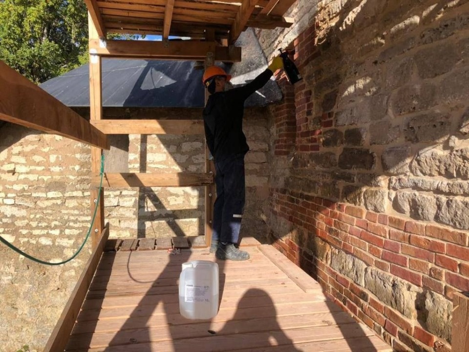 Большие повреждения камня обнаружили при реставрации Тарарыгиной башни в Печорах Большие повреждения камня обнаружили при реставрации Тарарыгиной башни в Печорах