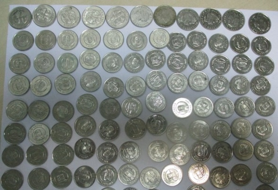 Порядка 40 кг монет обнаружили псковские таможенники в кабине фуры