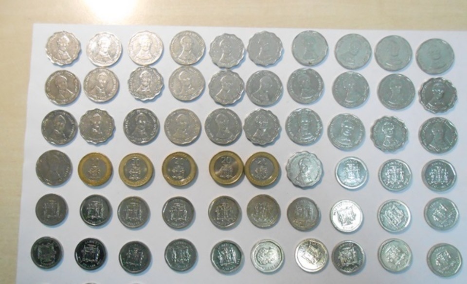 Порядка 40 кг монет обнаружили псковские таможенники в кабине фуры