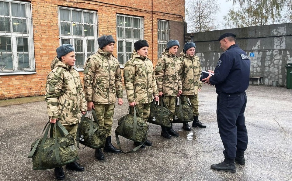 На службу в Росгвардию направили первую группу псковских призывников