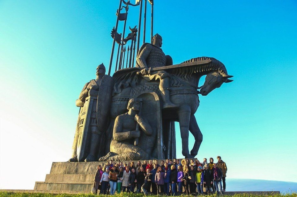 Первые псковские школьники отправились в путешествие по региону по соцсертификату