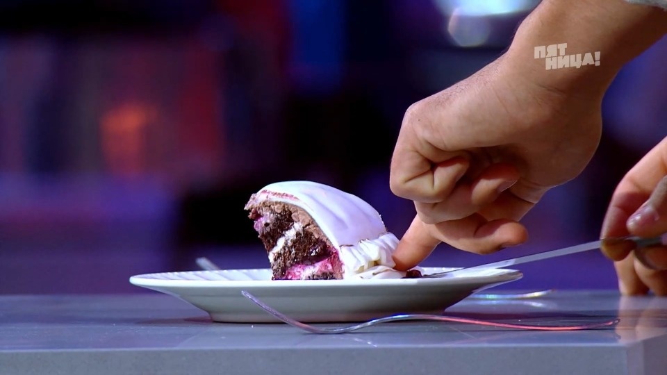 Псковский кондитер удивила Рената Агзамова фарфоровой статуэткой из мастики